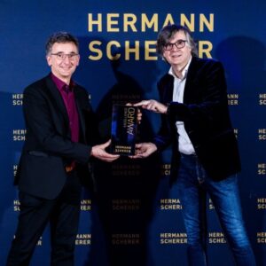 Kurt Schauer erhält Auszeichnung beim Internationalen Speaker Slam von Hermann Scherer