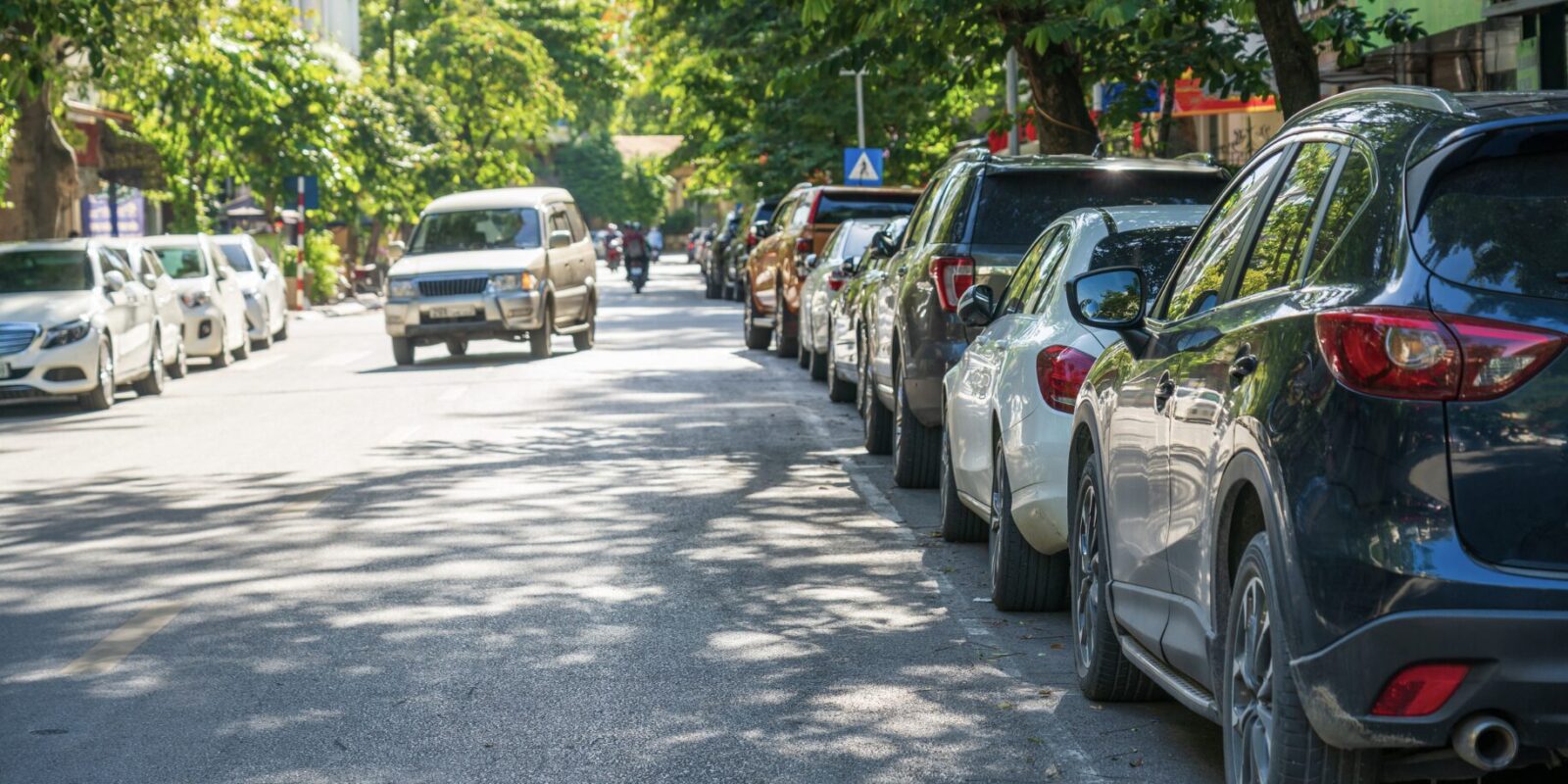 Welche Fahrzeuge dürfen auf Fahrbahnen in zweiter Reihe halten