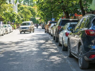 Welche Fahrzeuge dürfen auf Fahrbahnen in zweiter Reihe halten