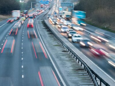 Wovon hängt der einzuhaltende Abstand zum vorausfahrenden Fahrzeug ab?