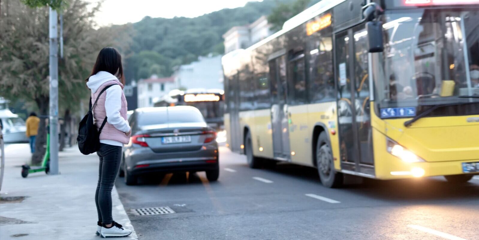 Wie weit vor und hinter einem Haltestellenschild dürfen sie nicht parken: Parken an der Bushaltestelle