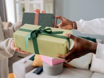 Geschenke an Mitarbeiter über 60 Euro – So vermeiden Sie steuerliche Fallstricke und profitieren von Vorteilen