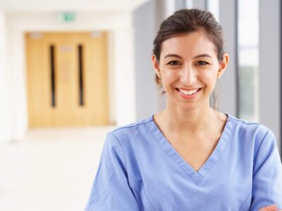 Neues Gesetz für ungelernte Pflegehilfskraft ab 2025 im Berufsfeld