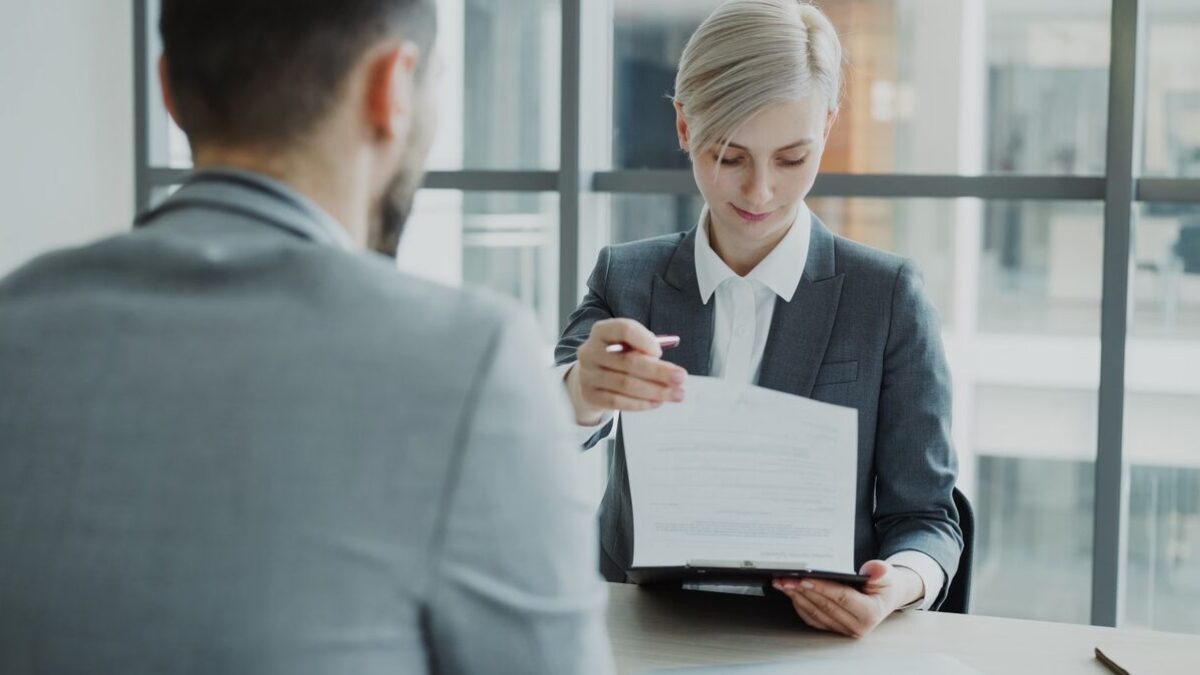 bewerbung aus ungekündigter stellung ohne zeugnis