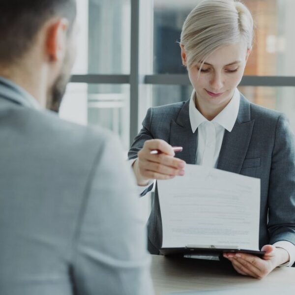 bewerbung aus ungekündigter stellung ohne zeugnis