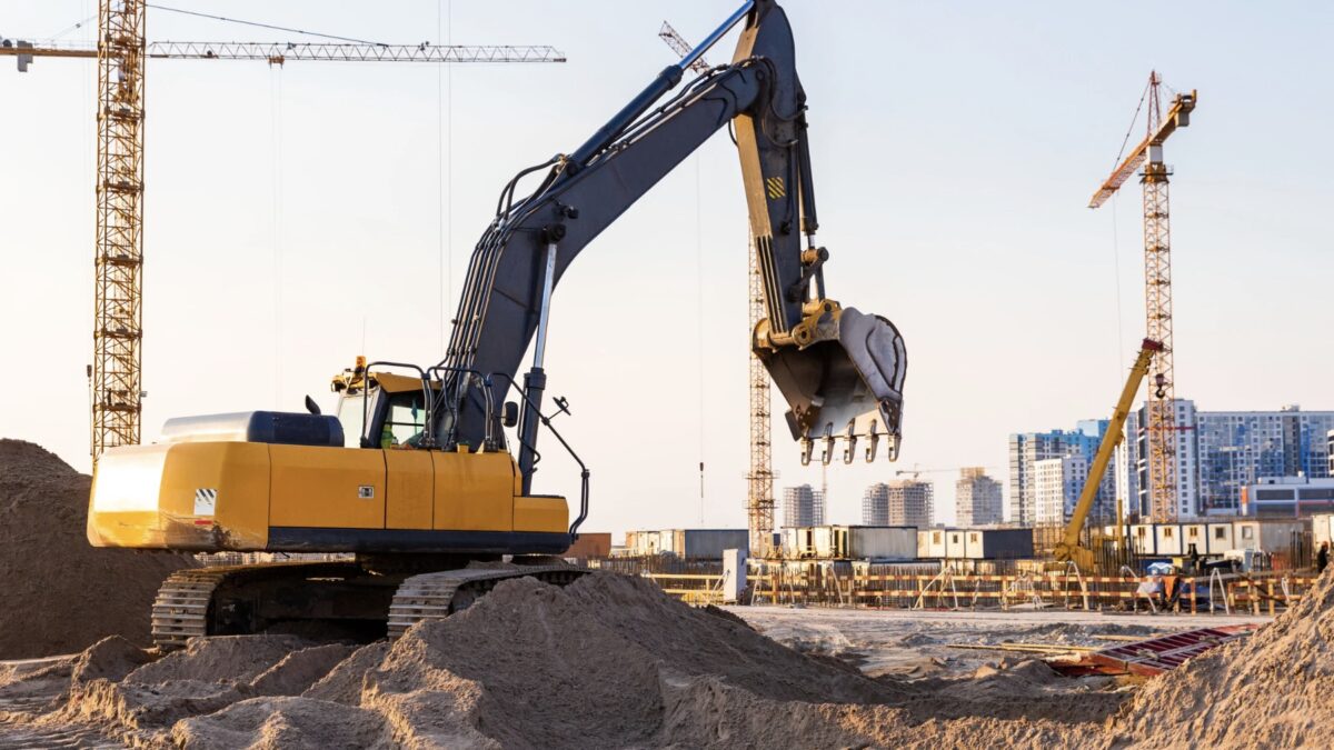 Baumaschinen und Anhänger im Blick