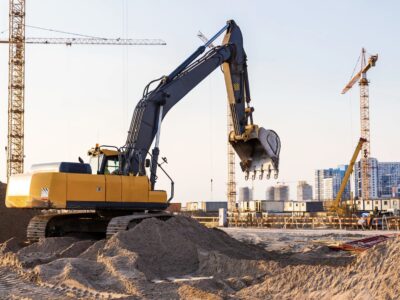 Baumaschinen und Anhänger im Blick