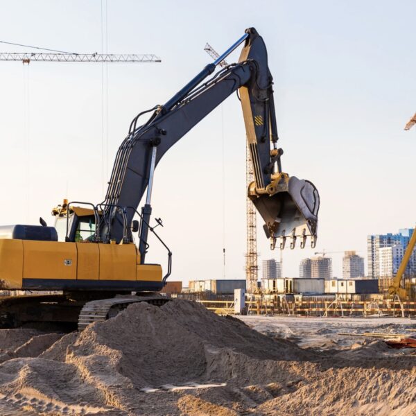 Baumaschinen und Anhänger im Blick